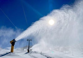 Sierra Nevada aprovecha la ola de frío para activar el sistema de nieve producida.