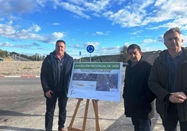 Luis Miguel López, Paco Reyes y José Luis Agea, junto a la rotonda incluida en la adecuación de la carretera.