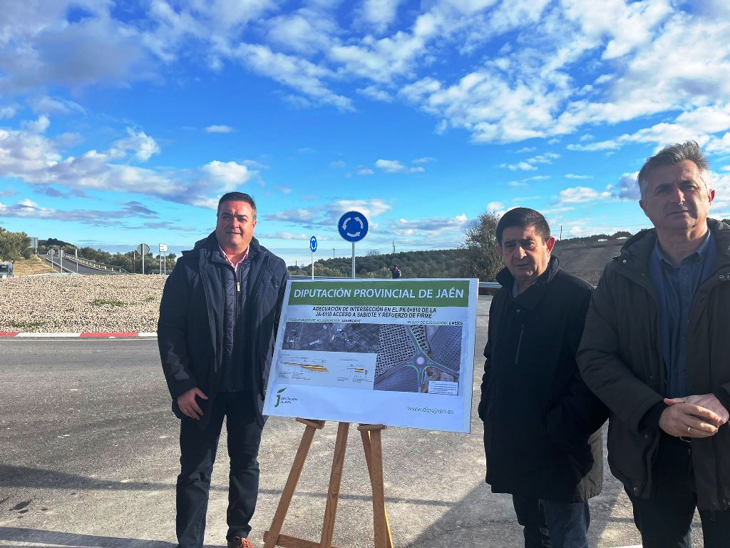 Luis Miguel López, Paco Reyes y José Luis Agea, junto a la rotonda incluida en la adecuación de la carretera.