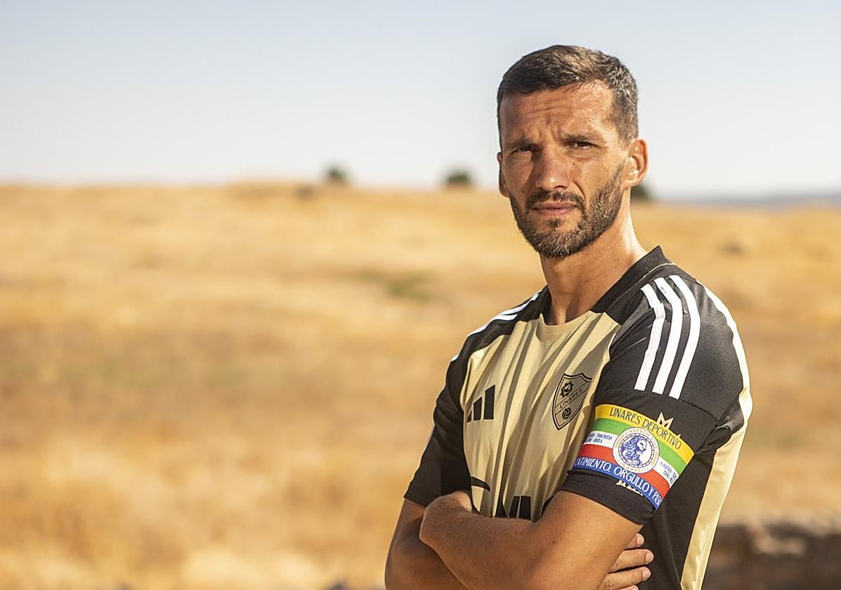 Rodri con la segunda equipación y el brazalete en el yacimiento arqueológico de Cástulo