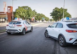 Vehículos de prácticas de autoescuelas granadinas.