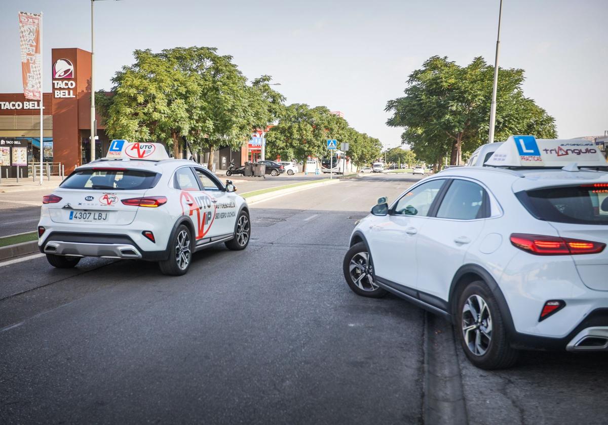 Vehículos de prácticas de autoescuelas granadinas.