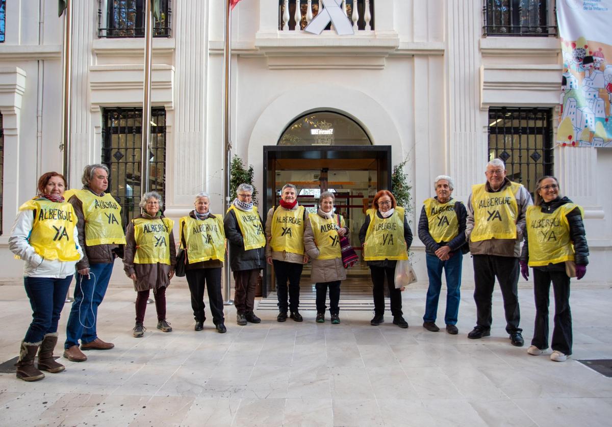 Activistas de Pro Derechos Humanos y La Calle Mata, este miércoles, antes de la reunión con la edil Amparo Arrabal en Mondragones.