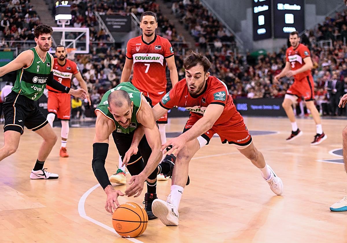 El rojinegro Sergi García pugna por el balón ante Pau Ribas, del Joventut.