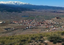 El castillo, para el pueblo de La Calahorra