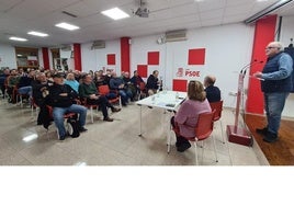 Fernando Calahorro se dirige a los presentes en la sede del PSOE de al capital.