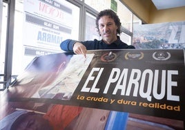 Rogelio Enríquez, con la cartelera de su película, en el vestíbulo del Madrigal.