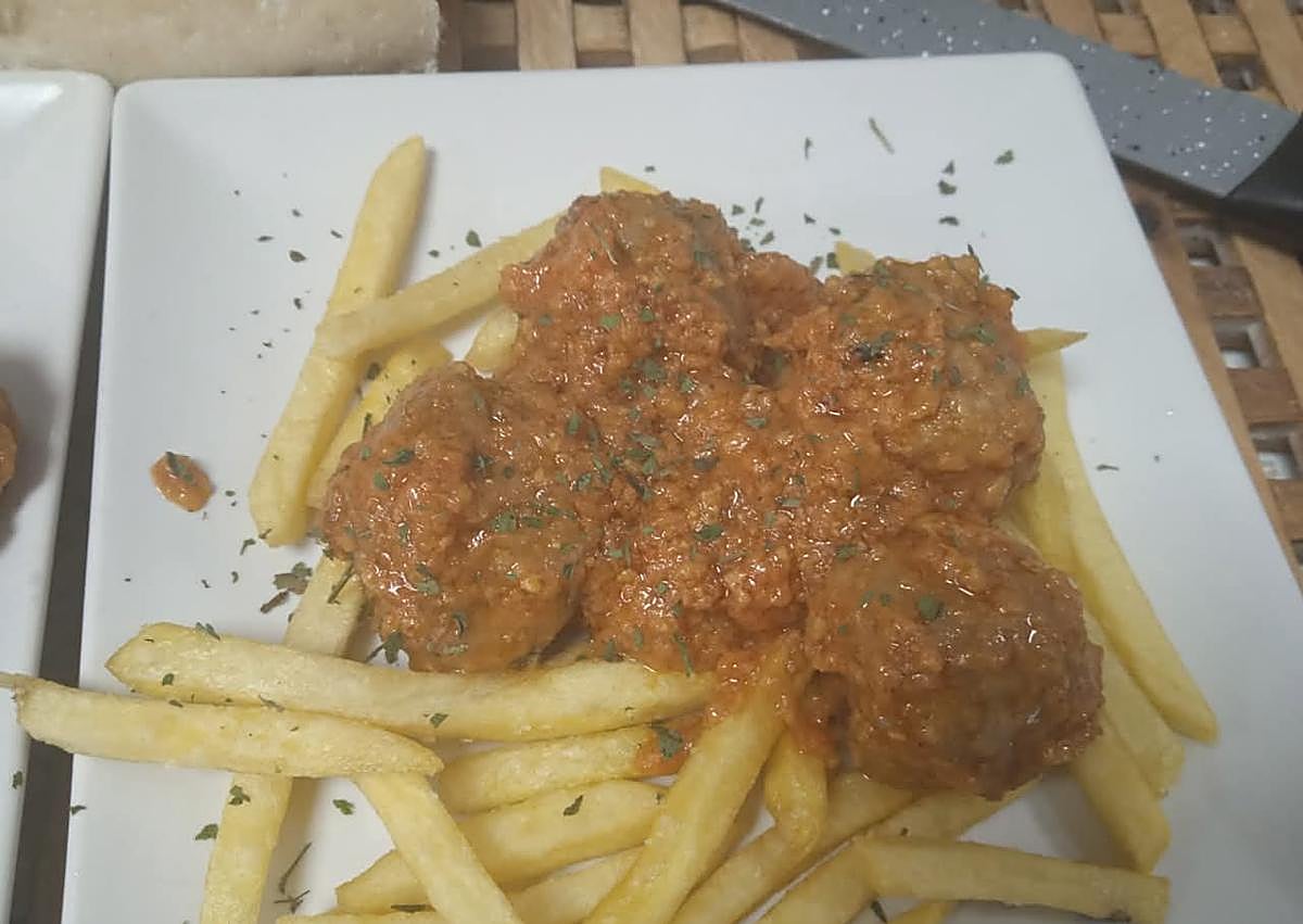 Imagen secundaria 1 - El bar «de pueblo y tapeo» de Granada con parque con columpios y campo de fútbol