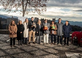 La alcaldesa y cinco concejales arropan a los representantes de los Reyes Magos, que sostienen sus coronas.