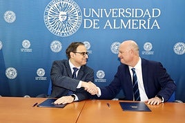 Firma entre el rector y el director general de Timac Agro para la creación de la cátedra.