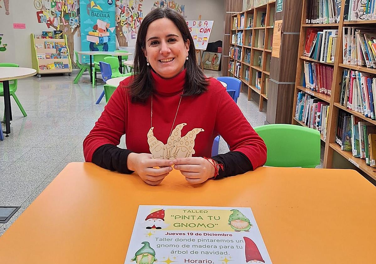 La concejala María Teresa Risueño presenta el taller 'Pinta tu gnomo'.