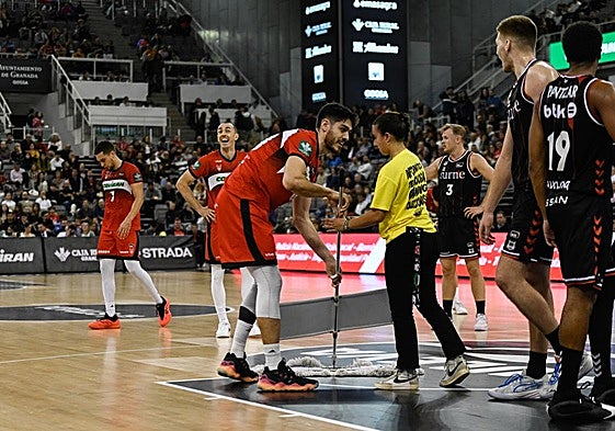 Edgar Vicedo también pasa la mopa si hace falta.