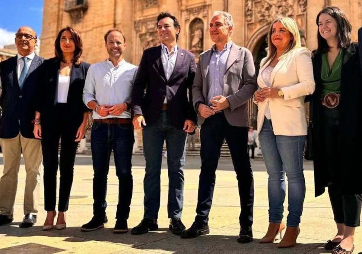 Elías Bendodo (tercero por la derecha) visitó Jaén en mayo pasado.