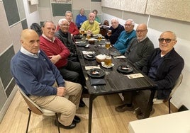 Reunión de compañeros del colegio Santo Domingo en Navas Trece para comer migas, una tradición ya instaurada por Navidad.