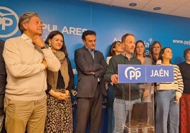 El presidente del PP provincial y, a sus espaldas, el aún alcalde de Jaén, esta tarde.