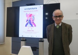 Paolo Pinamonti, director del Festival, con el cartel de la iniciativa.