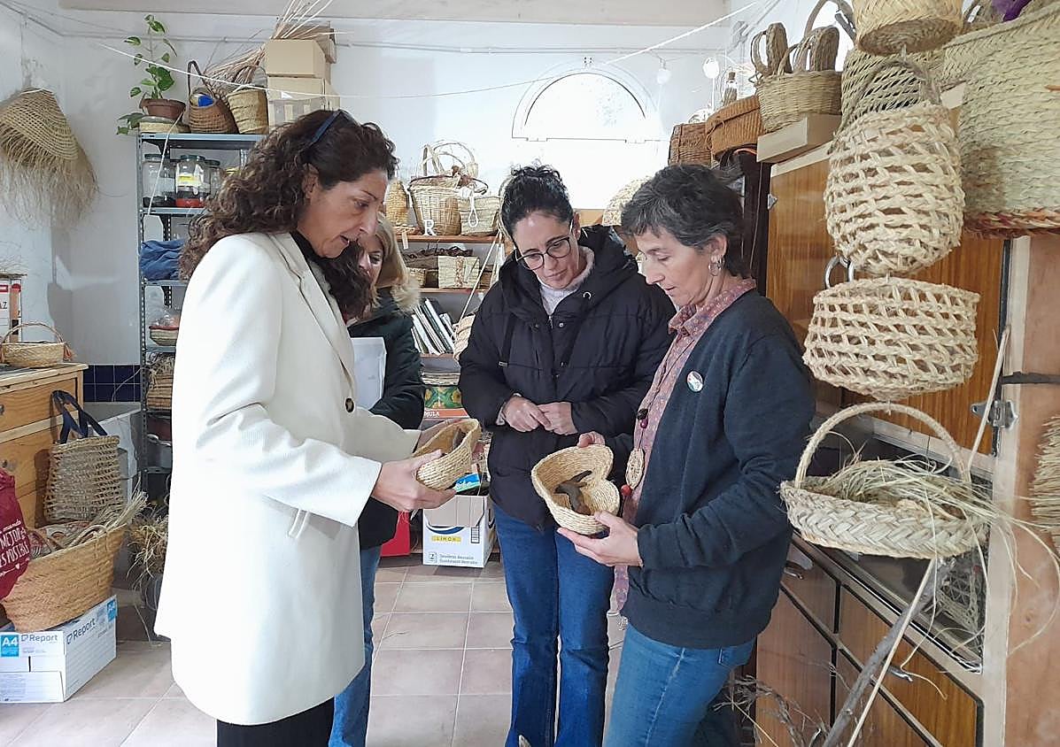 Imagen secundaria 1 - Una espartera con taller en Quesada recibe la Carta de Artesana
