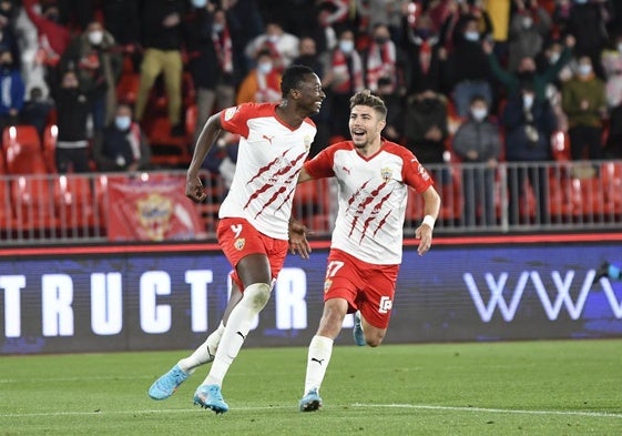 Sadiq celebra con Pozo uno de sus goles en el último partido ante el Mirandés.