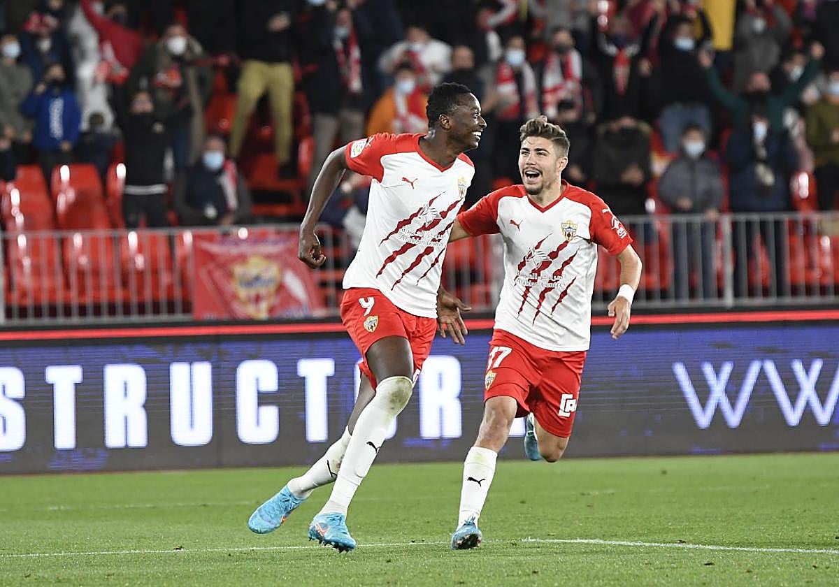Sadiq celebra con Pozo uno de sus goles en el último partido ante el Mirandés.