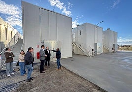 Visita del alcalde de Níjar a los alojamientos en construcción en Los Grillos.