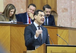 Juanma Moreno, ayer en el Parlamento.