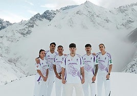 Saiko, con futbolistas del Granada masculino y femenino, muestran la nueva camiseta.
