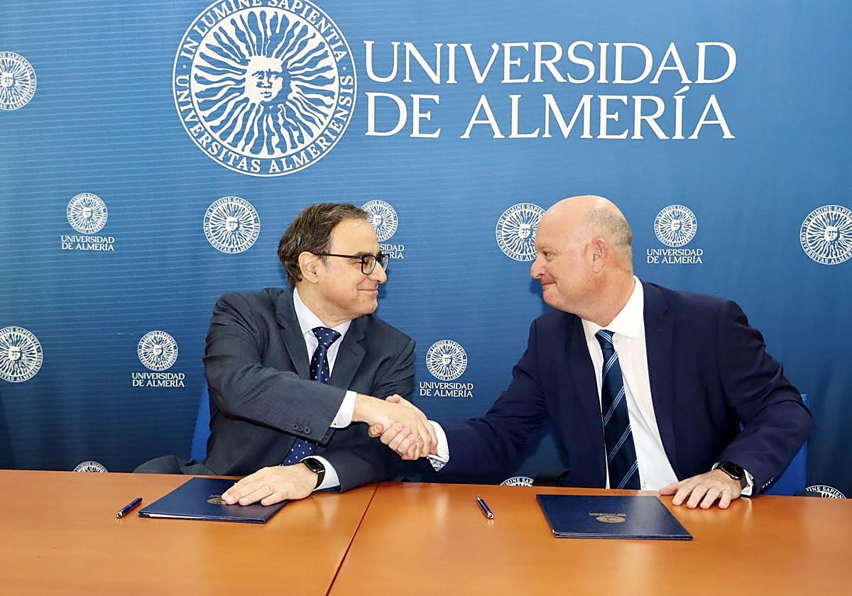 Firma entre el rector y el director general de Timac Agro para la creación de la cátedra.