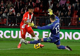 El pichichi rojiblanco, Luis Suárez, encara a un Raúl Fernández que fue un muro.