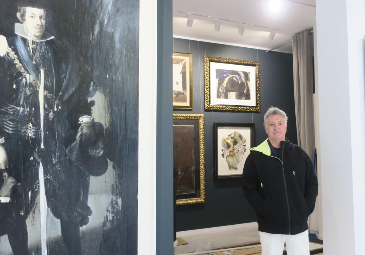 Juan Antonio Ramírez, en el interior de la galería, aún con retoques por hacer el pasado jueves.