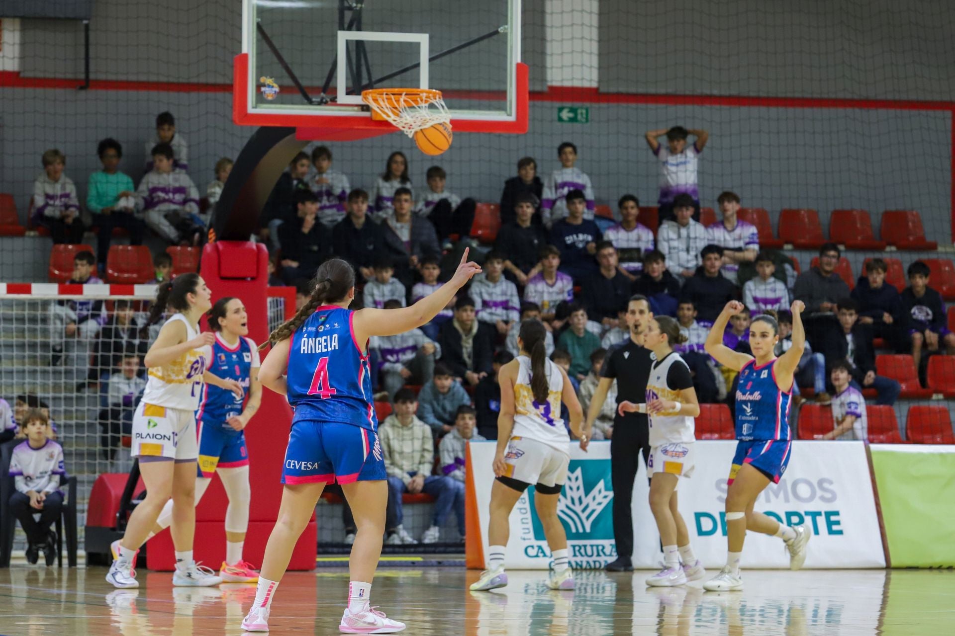 Canasta del Hierros Díaz Extremadura Miralvalle en el pabellón de Fuentenueva ante la decepción de los filiales del GmasB.