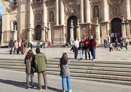 Turistas contemplando la Catedral