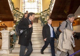 Agustín González, junto a parte de su equipo, sale del Ayuntamiento de Jaén.