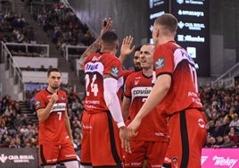 Los jugadores del Covirán, que festejan el triunfo sobre el Joventut, están curtidos en la ACB.