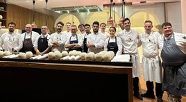 Los cinco chefs y sus equipos preparados para ofrecer una gran cena