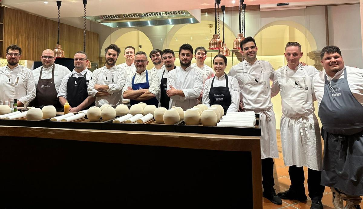 Los cinco chefs y sus equipos preparados para ofrecer una gran cena