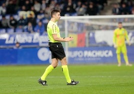 El árbitro Palencia Caballero, en el Carlos Tartiere.