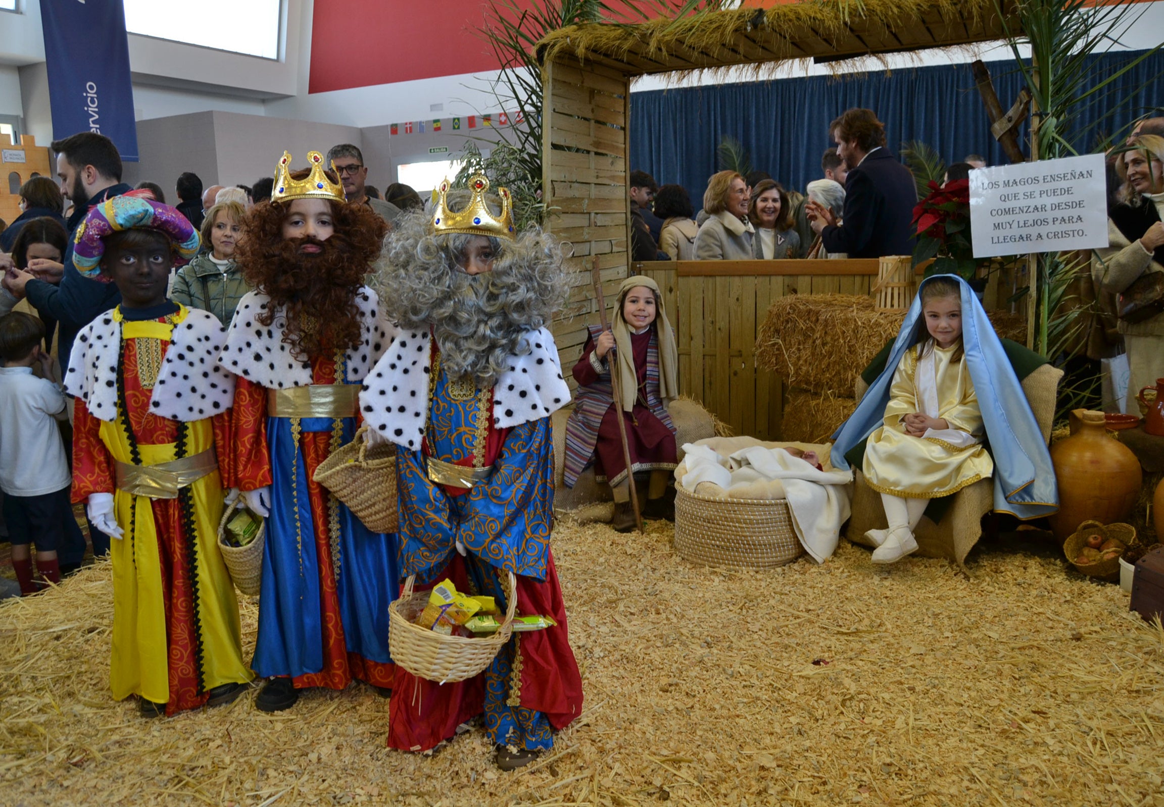 Los alumnos, durante el belén viviente.