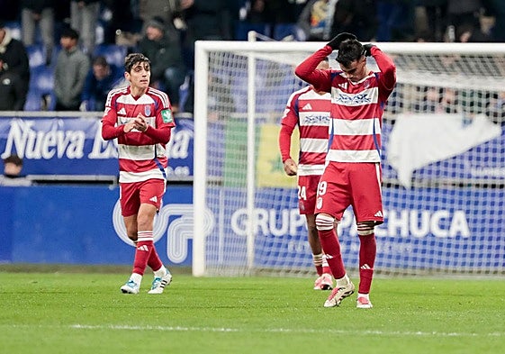 Los futbolistas del Granada lamentan uno de los goles del Oviedo.