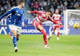 Reinier ejecuta un cambio de orientación en el Carlos Tartiere.