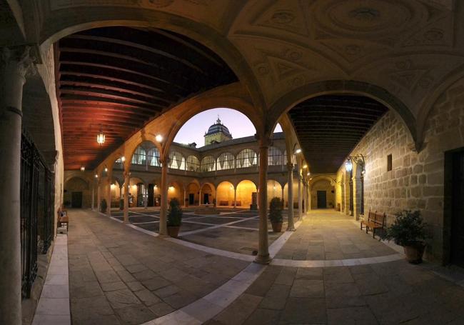 Patio del Hospital de Santiago.