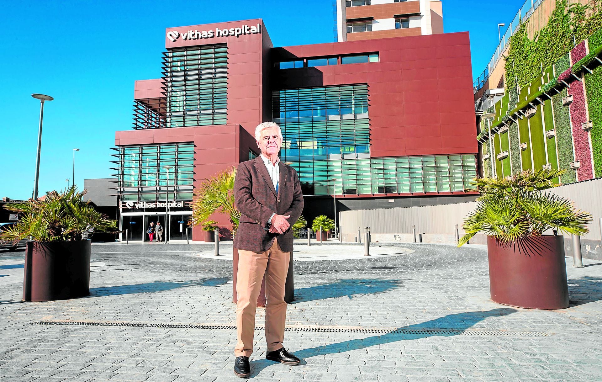 El director gerente de Vithas José Luis Salcedo ante el hospital.