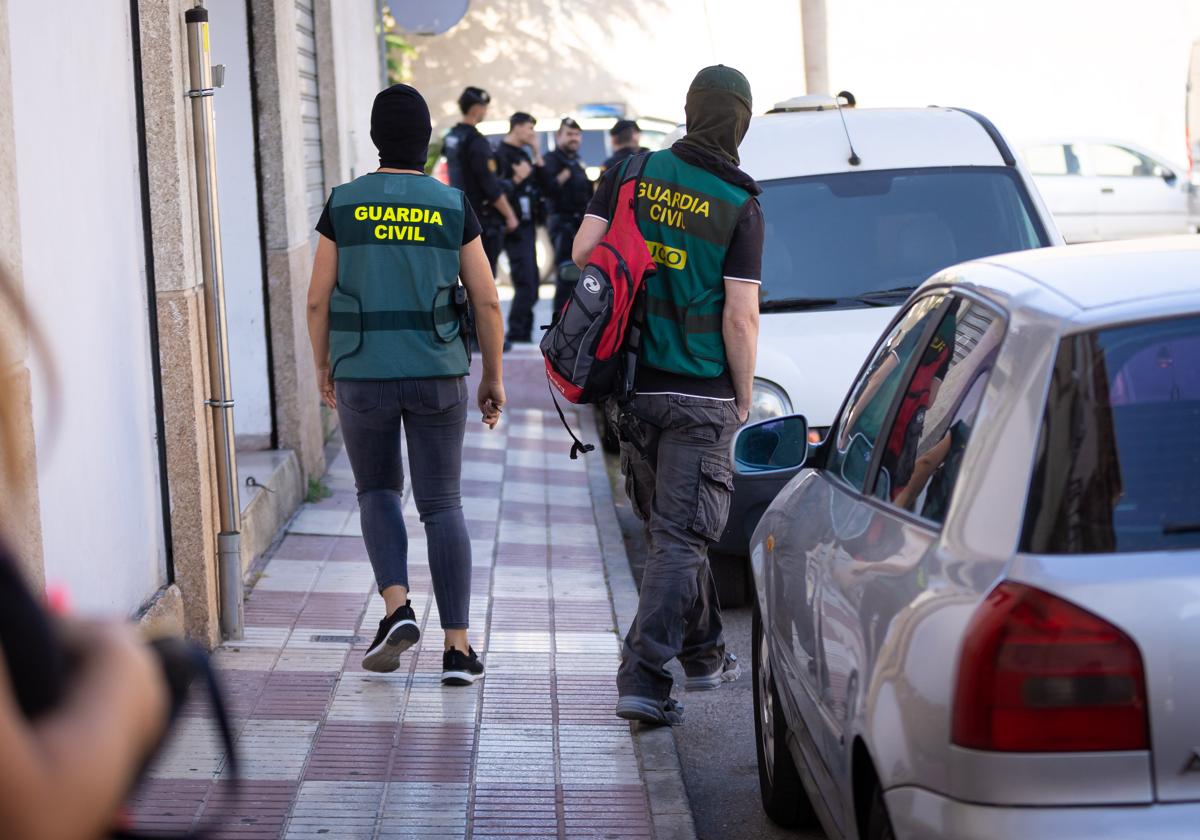 Agentes de la Guardia Civil de Granada, durante un registro.