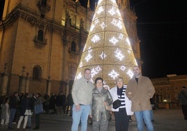 Imagen de una familia en la Plaza de Santa María