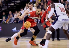 Acción en el partido del Covirán contra el Baskonia, con Gian Clavell en la construcción del ataque.