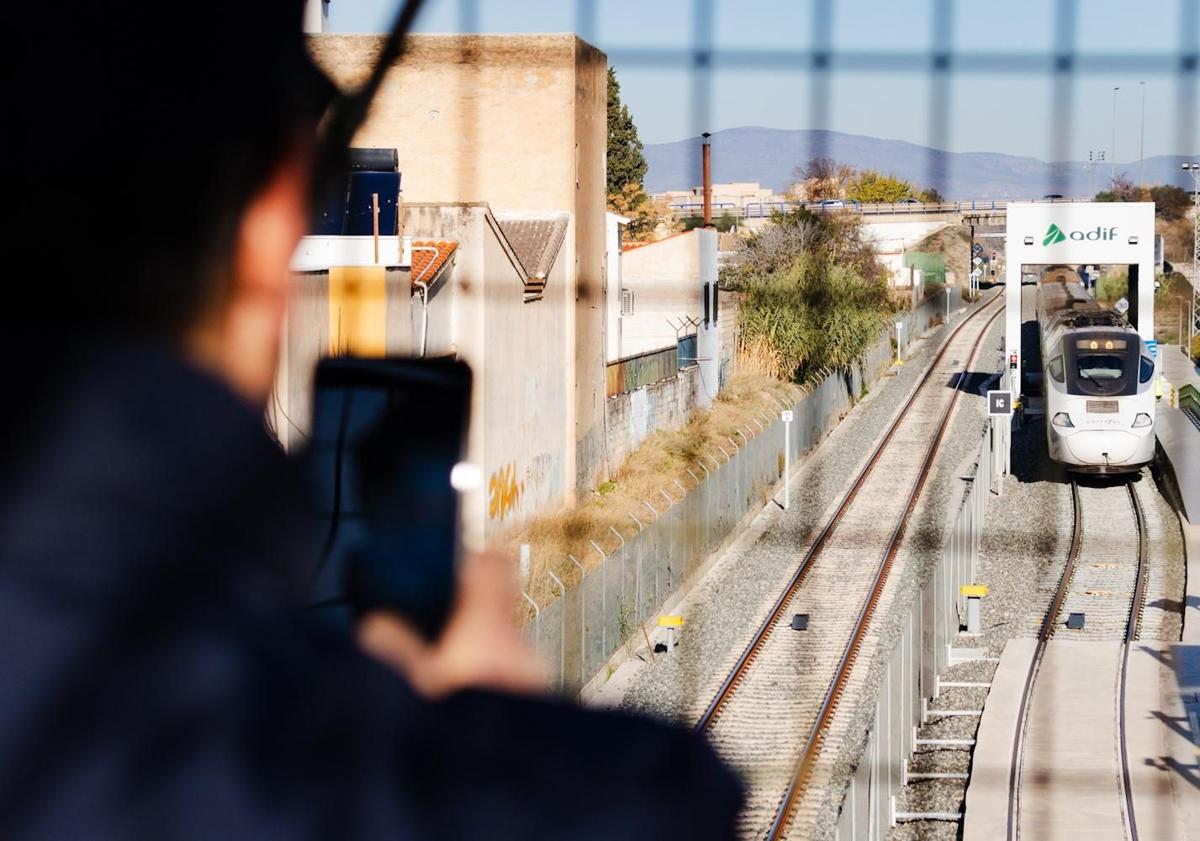 Imagen principal - Almería estrena su nueva conexión de tren con Madrid, ahora en Alta Velocidad sin AVE