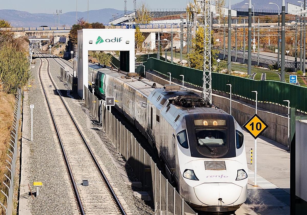 El ministro Puente presume del cambiador de ancho del Cerrillo de Maracena