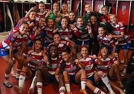 Las futbolistas del Granada femenino celebran su última victoria en el vestuario.