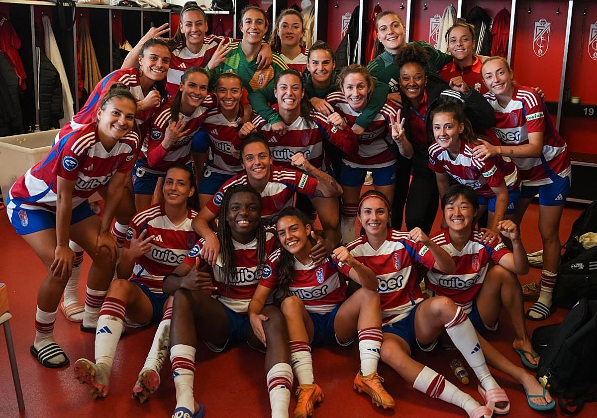 Las futbolistas del Granada femenino celebran su última victoria en el vestuario.