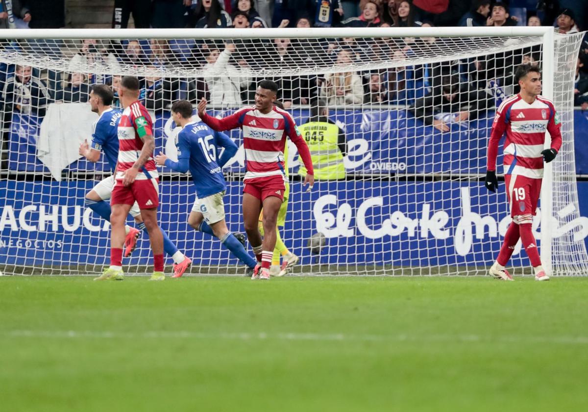 Loïc Williams, en el centro, muestra su enfado tras uno de los goles del Oviedo.