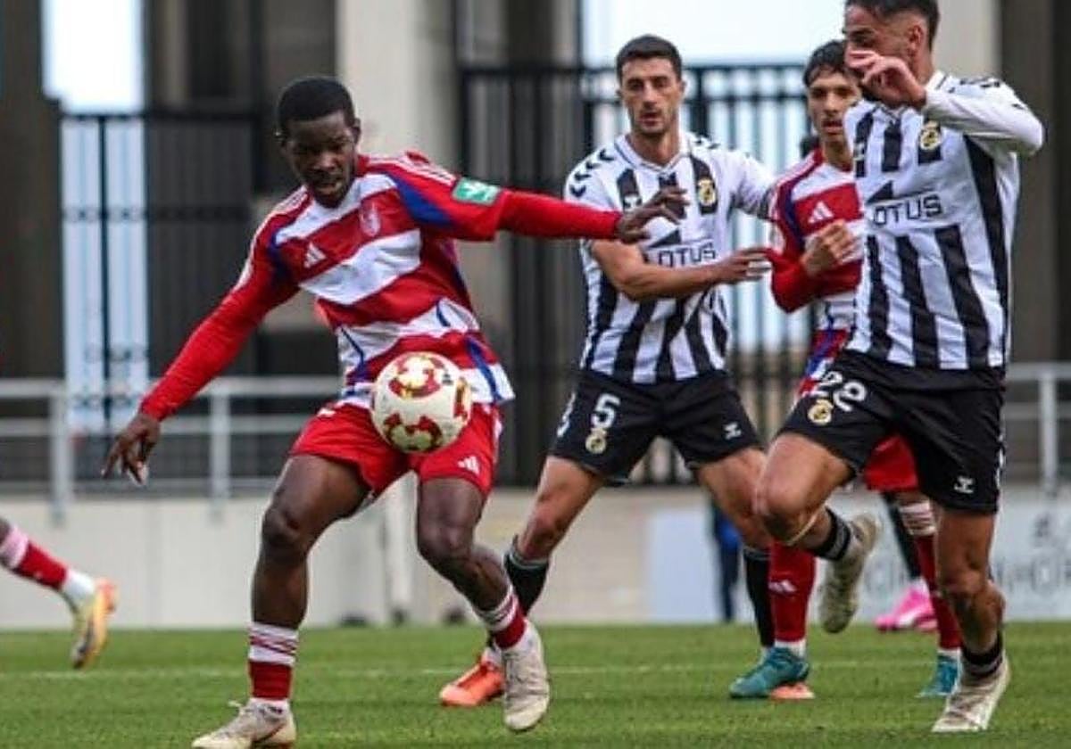 Gael Joel conduce un balón en La Línea.